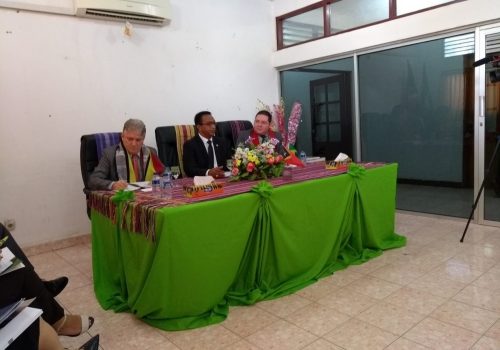 – Visita do Defensor Público-Geral Federal (Dr. Carlos Paz) à sede da DPTL (na mesa, também o Defensor Público Geral de Timor-Leste, Dr. Sérgio Hornai, e o Embaixador do Brasil em Timor-Leste, Aldemo Garcia Júnior)